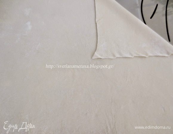  Сметаем кисточкой излишки муки.