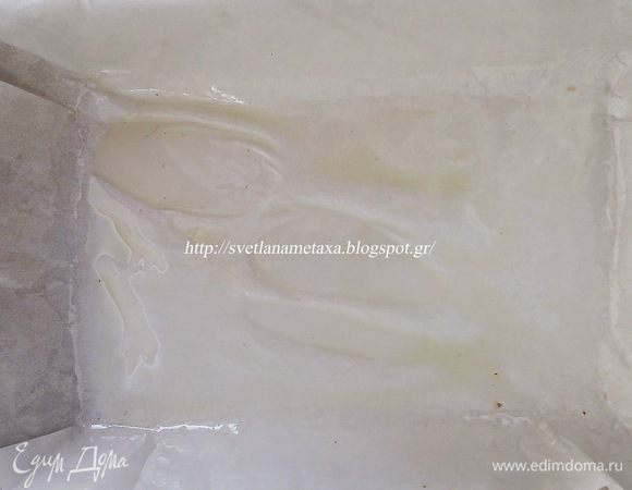 Дно прямоугольной формы застилаем бумагой для выпечки и смазываем ее маслом (не обязательно).