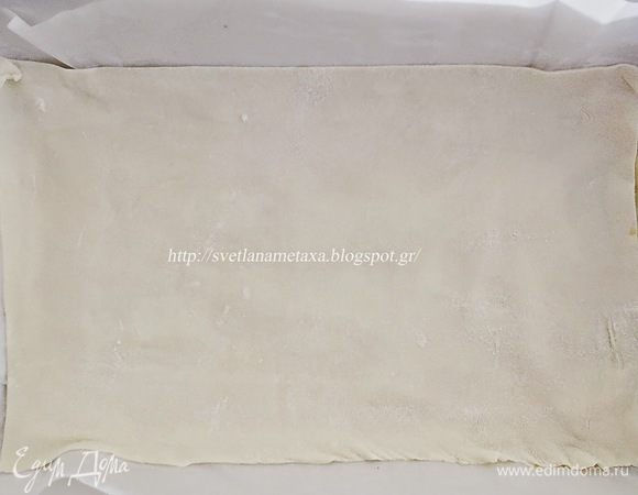 На дно формы выкладываем первый лист.