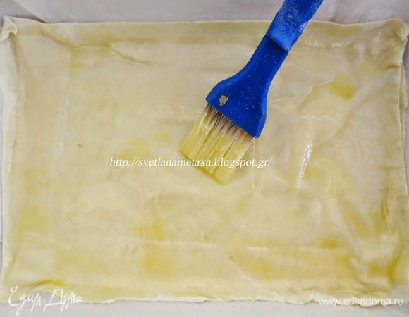 Лист смазываем растопленным сливочным маслом и накрываем вторым листом, снова смазываем его маслом.