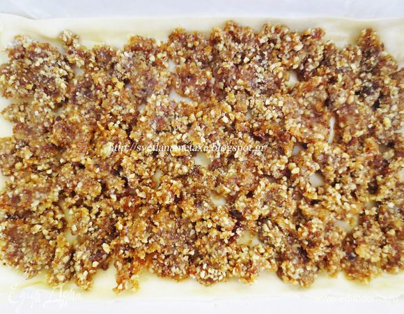 Распределяем равномерным слоем начинку.