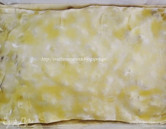 Накрываем третьим листом и смазываем поверхность листа маслом.