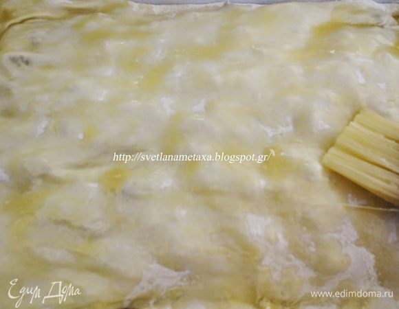 Накрываем четвертым листом. Лист смазываем маслом.