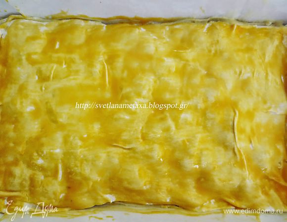 Накрываем пятым листом, смазываем его маслом, накрываем шестым листом, поверхность которого смазываем взбитым желтком.