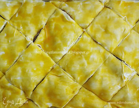 Разрезаем на ромбы (квадраты) и выпекаем в предварительно разогретой духовке 45 минут при температуре 180 градусов.