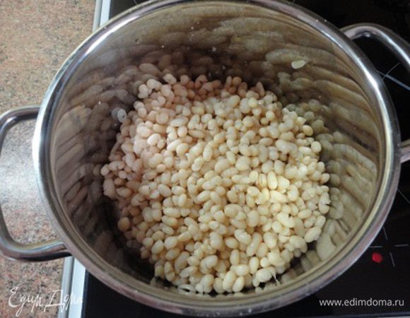 Фасоль замочить на ночь и отварить.