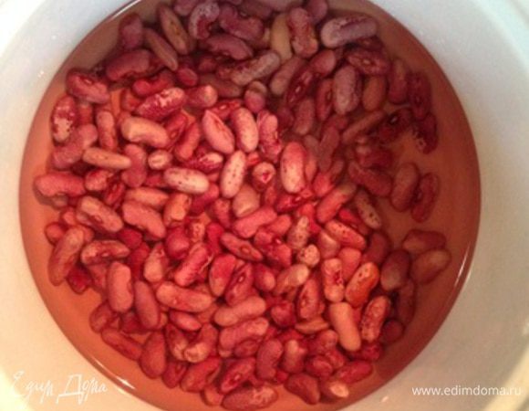 Замочите фасоль на несколько часов, можно с вечера, так она сварится еще быстрее. Залейте фасоль примерно 2 л воды и варите на небольшом огне.