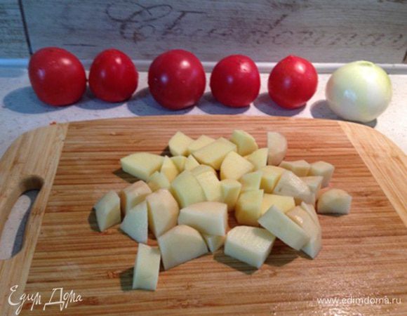 Нарежьте картофель кубиками. Когда фасоль будет практически готова (время варки фасоли может варьироваться, у меня вышло 30 минут при условии, что фасоль была замочена на 5 часов), добавьте картофель и посолите.