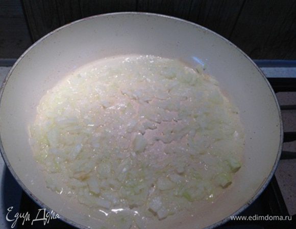 Приготовьте зажарку: нарежьте кубиками луковицу и жарьте до готовности.