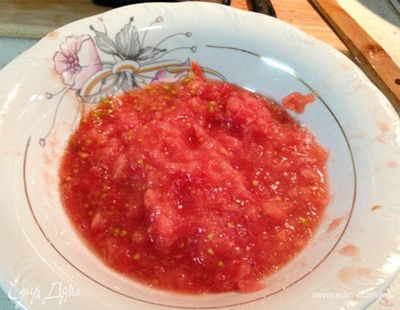 Натрите на терке помидоры. Шкурку, естественно, не используйте.