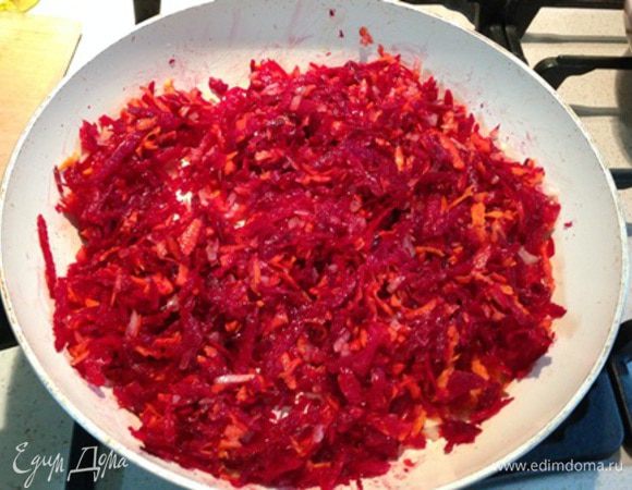 Добавьте к готовому луку морковь и свеклу, тушите овощи около 10 минут с добавлением соли, перца и сахара, его потребуется примерно 1 ст. л.