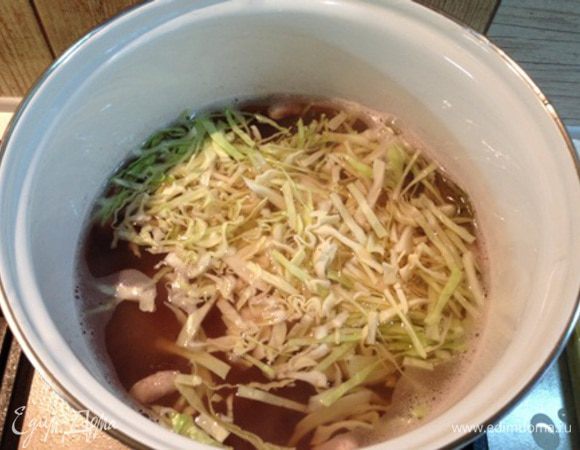 Когда сварится картофель, добавьте в кастрюлю капусту и варите около 5 минут.