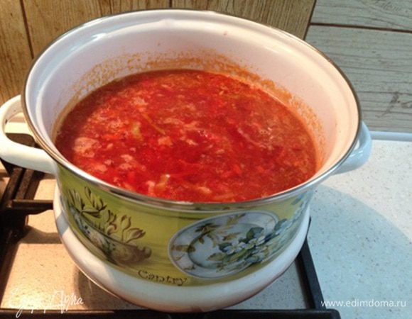 После готовности капусты, добавьте в кастрюлю зажарку, варите еще 5–7 минут. На этом этапе можно добавить еще нарезанный болгарский перец. При желании во время подачи в борщ добавляется зелень (петрушка, укроп).