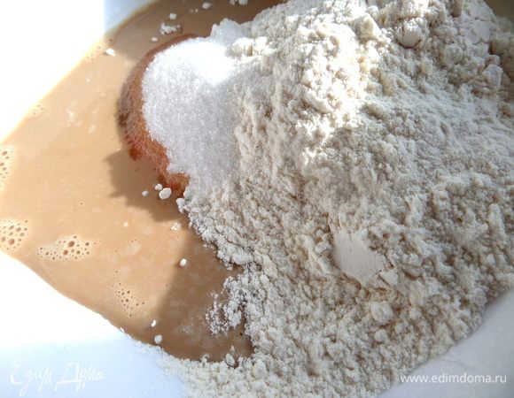 Нагреть сыворотку в микроволновке 1 минуту,развести в ней дрожжи,сахар,соль,добавить муку.