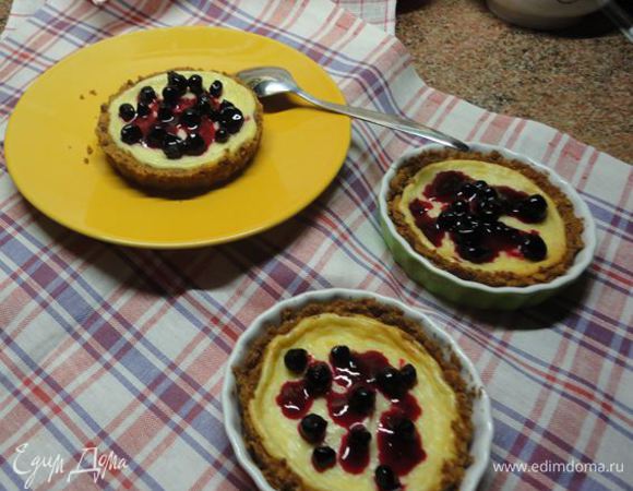 Сыр взбиваем с сахаром (обычным и ванильным) до однородности. Добавляем сметану, соль, затем яйца по одному, продолжая взбивать.