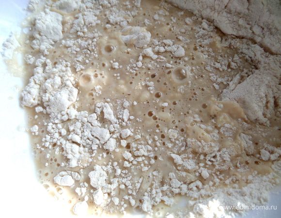 В рецепте было написано,что муки надо как густая сметана. Можно,наверно,и меньше,чем 200 г.