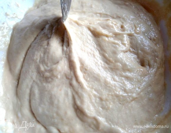 Замешенное тесто накрываем и ставим на час в тепло.