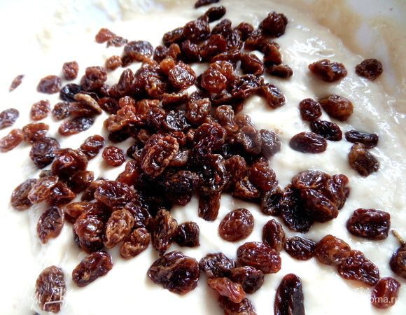 Изюм перебираем,промываем,просушиваем на салфетке и отправляем в поднявшееся тесто.