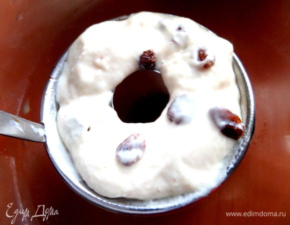 Вынимаем и быстро (с помощью двух ложек) накладываем тесто,это легче сделать,если поставить ложку в широкую кружку или призвать помощников.