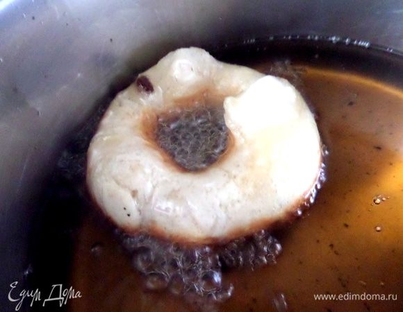 Окунаем ложку с тестом обратно в масло,держим минуту и,слегка приподнимая ножом,откидываем пончик с ложки в масло. возвращаемся к тесту и делаем следующую порцию. 