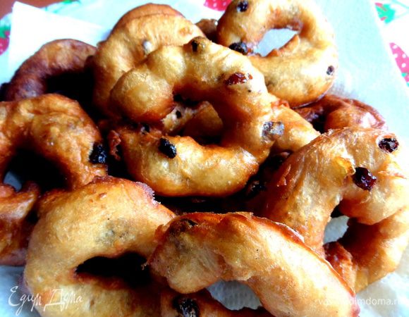 Переворачиваем пончики и жарим с двух сторон,вынимаем на салфетку! Так как много манипуляций с горячим маслом,маленьким детям рекомендую не присутствовать в это время на кухне,очень опасно перевернуть жарящиеся шкворчащие пончики!!!