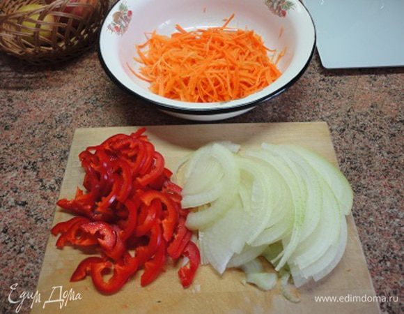 Морковь натереть на корейской терке. Лук нарезать полукольцами, перец также. 