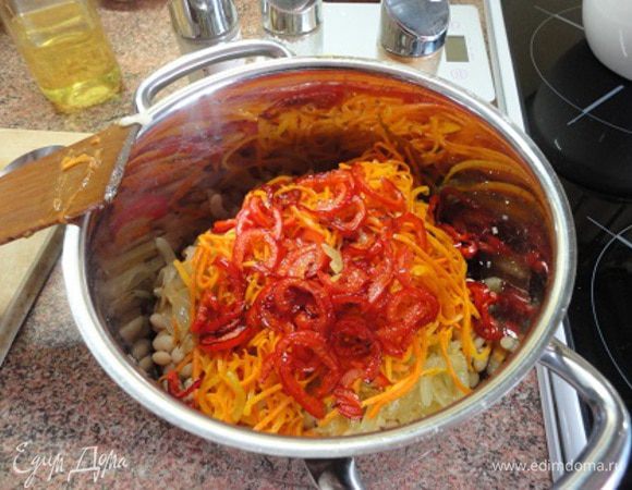 И теперь перец поджарить на растительном масле и выложить поверх моркови. Теперь можно все перемешать.