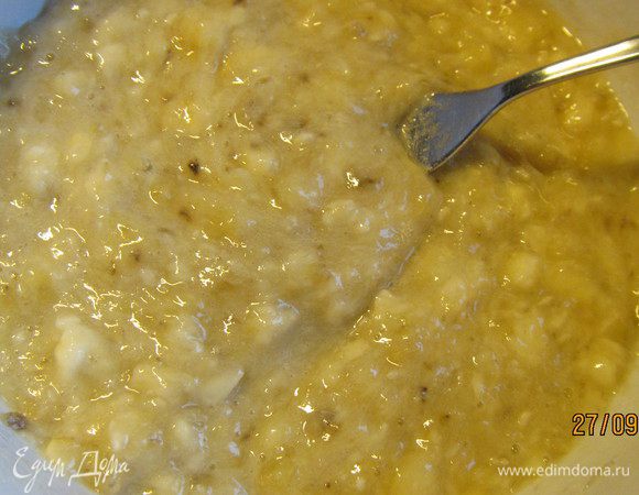 Сливочное масло растапливаем. Бананы разминаем вилкой в пюре.