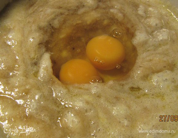 Добавляем к ним мед, сливочное масло, соль, разрыхлитель, яйца. Все взбиваем миксером.