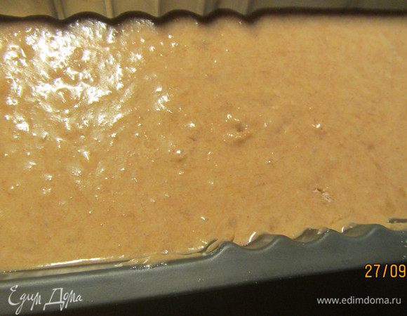 Добавляем муку и взбиваем еще раз. Выливаем тесто в форму для кекса и выпекаем при 180 гр около 1 часа.