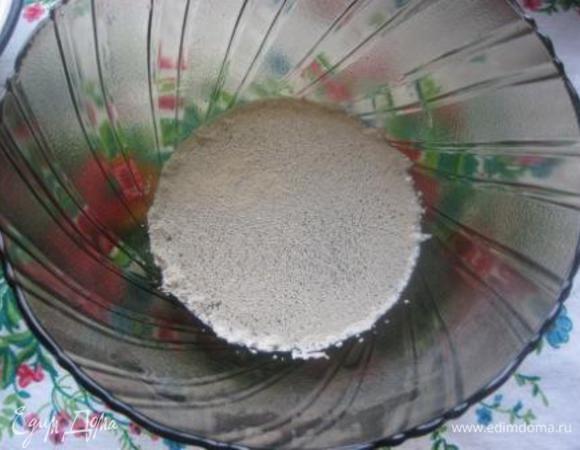 В теплой воде развести дрожжи с сахаром.
Оставить на 15 минут.