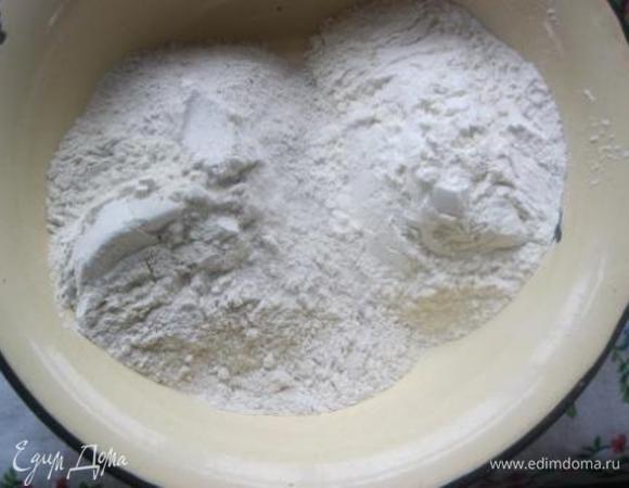 В отдельной миске смешать два вида муки .