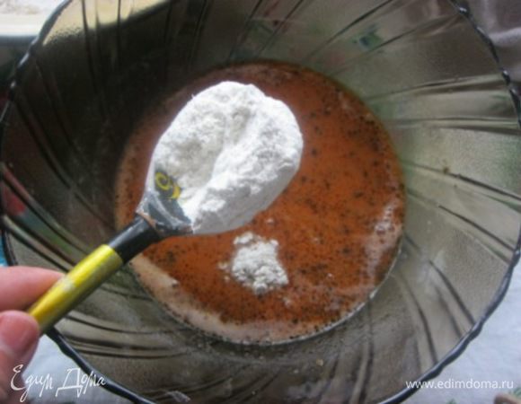 Всыпать понемногу мучную смесь....замешивая тесто...

* Мне понадобилось дополнительно еще  2 ст.л муки ( пшеничной)....