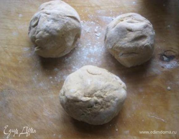 Разделить тесто на три равные части.