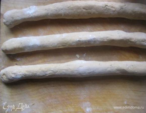 Каждую часть раскатать в не тонкий жгут, длиной 30 см.