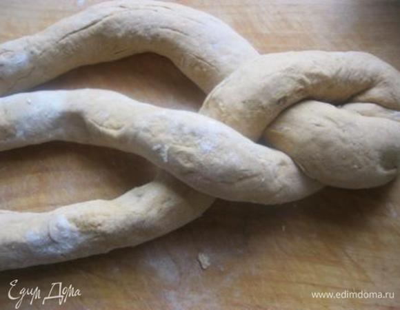 С одного конца, скрепить жгуты.
"Заплести косу".
С другого края также скрепить концы.