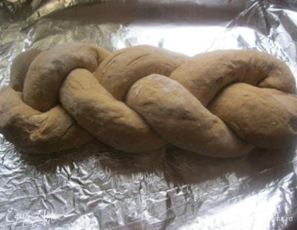 Батон переложить на противень, накрыть полотенцем и оставить вновь на 1 час, в теплом месте.