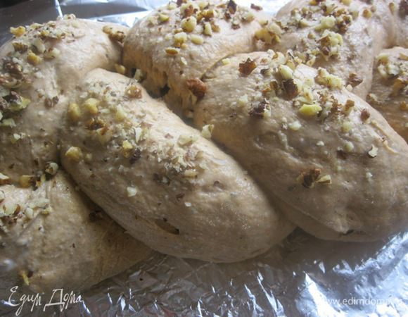 Посыпать дроблеными грецкими орехами ( конечно, по желанию).
Выпекать 40-45 минут, в разогретой до 180 С духовке.