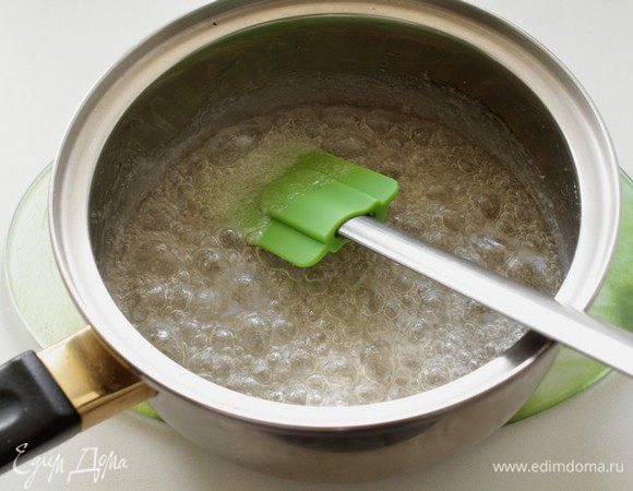 Для начала приготовим карамельный сироп. В кастрюлю нальем воды, положим  сахар и поставим на средний огонь, не мешая, пока сахар не начнет темнеть.(что-то он долго у меня не темнел)
