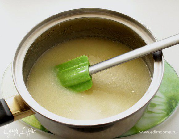 В горячую карамель добавим сливки и оставим на медленном огне, помешивая, пока карамель не растворится и масса не станет однородной.
