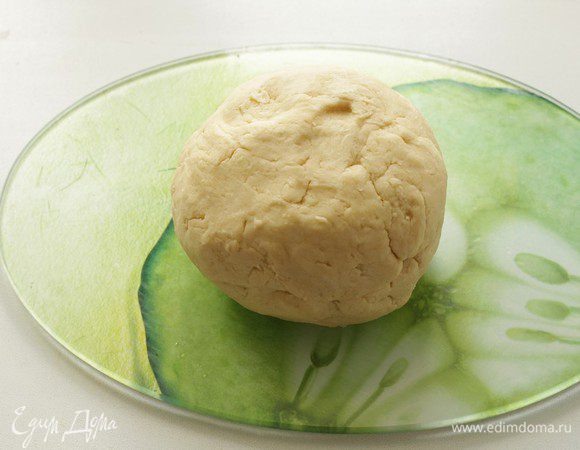 Замесить рубленое тесто из муки и масла.