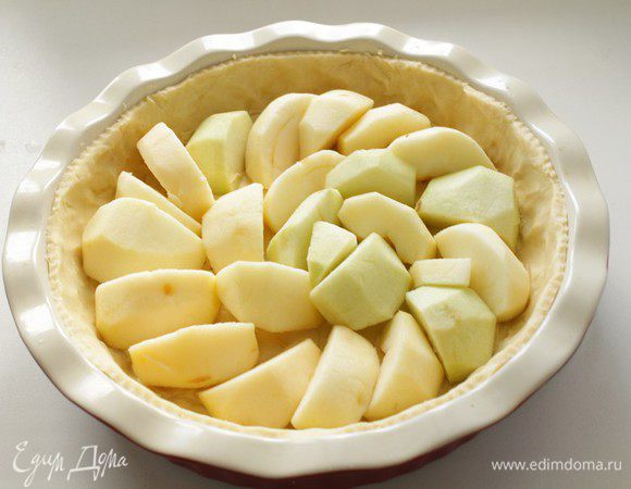 Тесто раскатаем, выложим форму диаметром 22см, наколем и разложим очищенные яблоки, разрезанные на 1/8. Отправить  в духовку при 200С на 20 минут