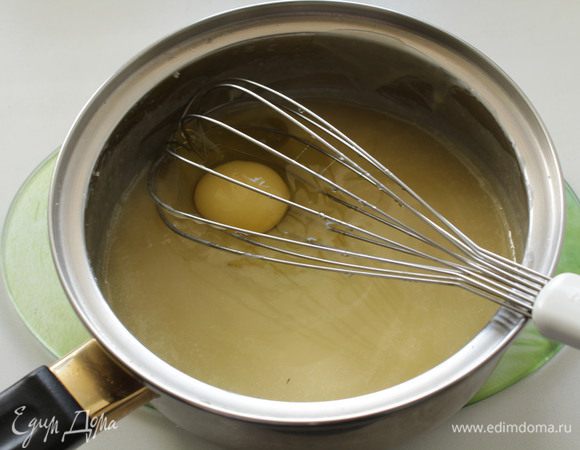 в остывший карамельно-сливочный сироп добавим 2 яйца, размешаем хорошо.