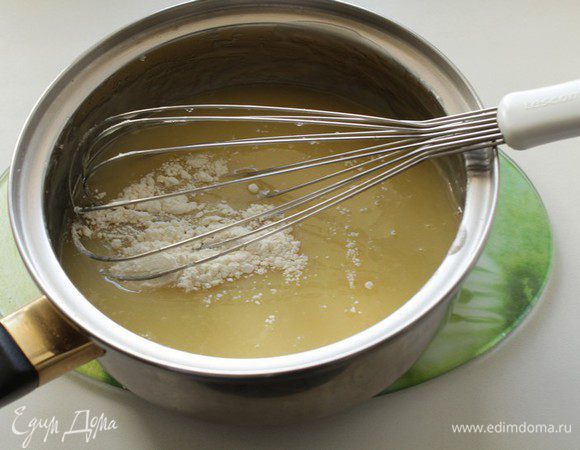Добавим чайную с горкой ложку муки.