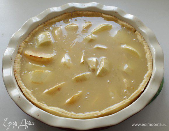 На горячий корж с яблоками выльем смесь, уменьшим температуру до 150С и будем печь 40 минут