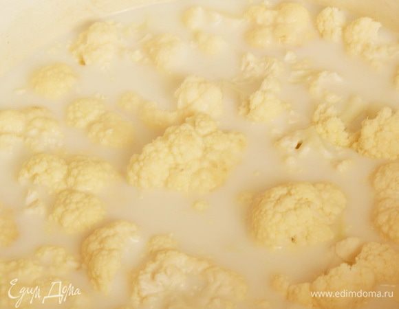 Вливаем в кастрюльку молоко и воду, разбираем капусту на соцветия и добавляем в кастрюльку. Ставим все на огонь. Доводим до кипения, убавляем огонь и под крышкой готовим 10 минут. Не забываем, что молоко может "сбежать"...