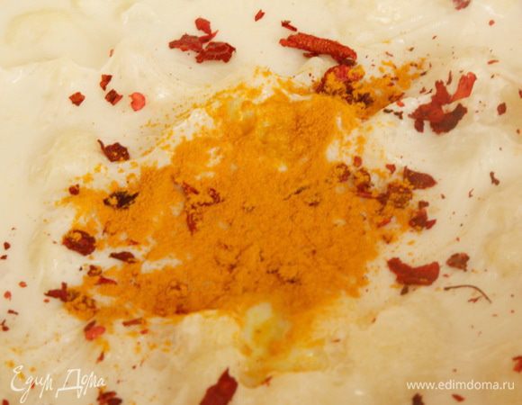 Через 10 минут добавляем шафран и лепестки кайенского перца, готовим еще 5 минут. Перец можете взять такой, какой вам по душе, но чтобы был остреньким. 