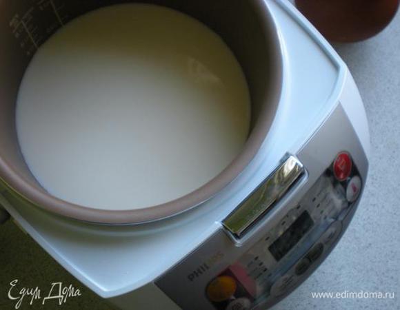 Заливаем в чашу литр молока.