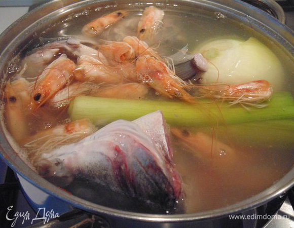 Креветки почистить. Сварить рыбный бульон: у меня были две головы сибаса, но если нет рыбы , то можно обойтись и без них. Итак, в кастрюлю положить рыбные головы, головы и панцири креветок, стебель сельдерея, очищенный лук и морковь целиком, лавровый лист, гвоздику, перец черный горошком, варить 20 минут после закипания.