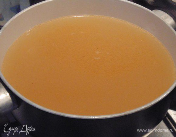 Бульон процедить. Бульон нам нужен горячий! Вот какой он красивый, благодаря креветкам!